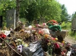 Криворожские кладбища погрязли в мусоре: Кто за это отвечает?