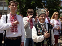 Мегамарш в Киеве: более 400 украинцев в вышиванках