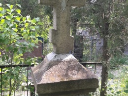 На запорожском кладбище обворовали могилу купца