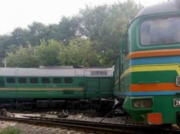 Более 200 железнодорожников ликвидируют последствия аварии двух поездов в Хмельницкой области
