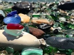 Природа превратила мусор на пляже во Владивостоке в драгоценности