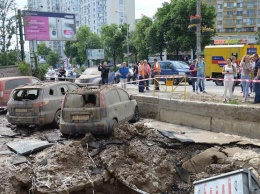 Апокалипсис в Киеве: грязевой фонтан "достал" до 7 этажа и разбил авто (фото, видео)