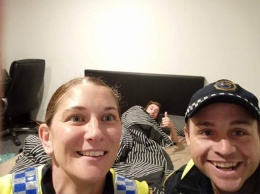 После ночной пьянки австралиец нашел на телефоне «селфи» с полицейскими