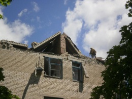 Спасатели расчищают от обломков здание Марьинской центральной райбольницы (ФОТО)