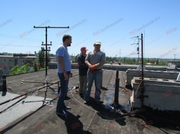 Жителям дома по Европейской помогли с материалами на ремонт крыши