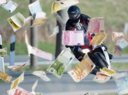 Мотоциклист рассыпал по дороге 265 000 гривен