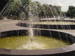 В центре Симферополя "позеленели" фонтаны
