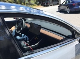 Фотошпионы заглянули в салон Tesla Model 3