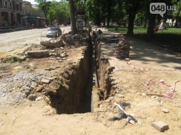 В центре Одессы экскаватор «украл» рельсы, а рабочие забыли про безопасность (ФОТО, ВИДЕО)