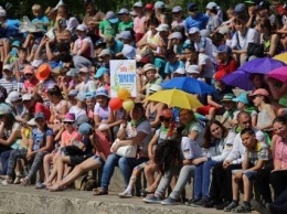 В День защиты детей Андрей Путилов угощал ребят из Белозерки мороженым
