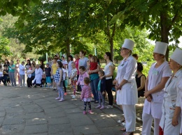 Пациентам городской детской больницы ко Дню защиты детей подарили праздник с конкурсами и подарками