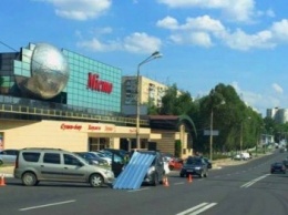 На Клочковской с крыши движущегося автомобиля упал кусок забора и пробил машине лобовое стекло (ФОТО)