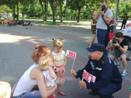 День защиты детей полицейские отметили флешмобом