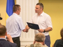 Кличко вручил 50 сертификатов на квартиры участникам АТО