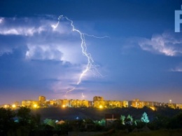 Запорожский фотограф снял впечатляющие кадры ночной грозы (фото)