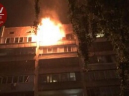 В Киеве из-за плохого состояния пожарной техники дотла сгорела квартира многоэтажки (фото)