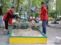 Авдеевские коксохимики обновили песочницы в детских садах города
