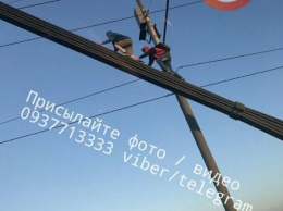Опасные игры: подростки-экстремалы "развлекались" на Московском мосту в Киеве
