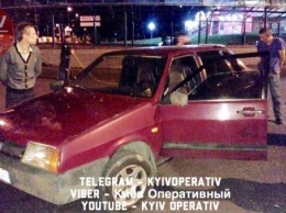 Горе-воры обокрали киевлянина, но, убегая, врезались в авто полиции