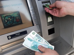Туристы в Крыму могут без проблем снимать деньги с карточек российских банков и оплачивать услуги