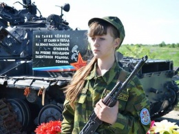 «ЛНР» отправила детей караулить памятник боевикам