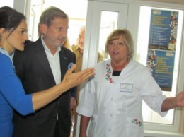 Еврокомиссар посетил амбулаторию на мкр. «Восточный» в Мариуполе (ФОТО+ВИДЕО)