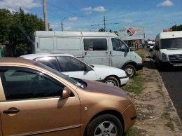 В Заводском районе Николаева шесть водителей, которые парковали свои машины на зеленых зонах, заплатят штраф