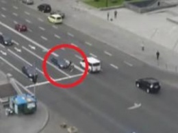 ВИДЕО ДТП в Киеве: на Крещатике две девушки бросились под автомобиль