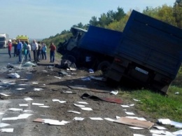 Под Оренбургом «лоб в лоб» столкнулись КамАЗ с «Газелью»