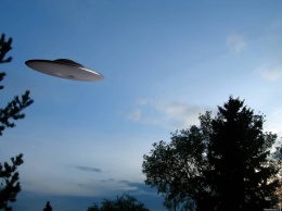 В США очевидцы наблюдали за военным самолетом, летящим следом за НЛО