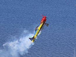 "Кобра" над лиманом: одесский летчик сделал уникальную фигуру на поршневом самолете