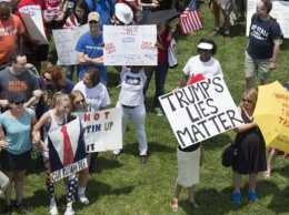 В США прошли марши против Трампа