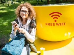 В Киеве установили «умные» лавочки с подзарядкой и Wi-Fi