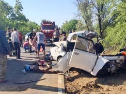 Ужасная трагедия на трассе: машина всмятку, четыре человека погибли (фото 18+)