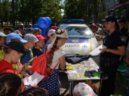 Николаевские патрульные покатали на полицейской машине малышей и показали спецсредства (ФОТО)