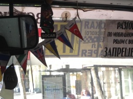 Уличный активист отругал водителя одесской маршрутки за гирлянду из флажков: там был российский!