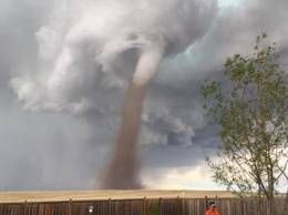 Появилось фото, как "Чак Норрис газонокосилок" спокойно убирает двор на фоне надвигающегося торнадо