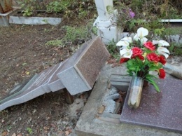 На Днепропетровщине вандал разграбил кладбище