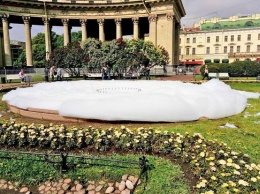 В Санкт-Петербурге неизвестные залили городской фонтан моющим средством
