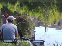 Ловись рыбка: криворожские юные рыбаки соревновались в мастерстве (фото)