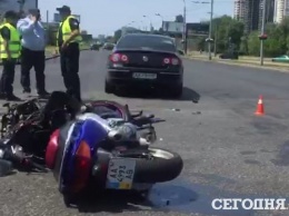 На проспекте Шухевича в Киеве мотоцикл врезался в легковушку, байкер в реанимации