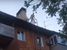 Голый мужчина гулял по крыше в Днепре