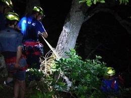 Спасатели при помощи альпинистского снаряжения спустили туристов с крымских гор