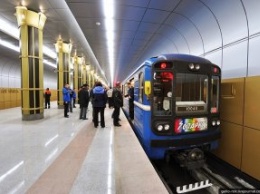 В метро Новосибирска пассажиры толкали сломавшийся поезд