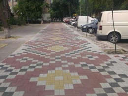В курортном городе выложили тротуар в украинском стиле