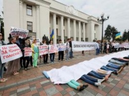 «Трупы» под Верховной Радой: как украинцы относятся к нововведениям медреформы