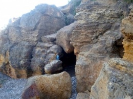 Пещера на одесском пляже: Окно в небо и сквозные ходы (ФОТО)
