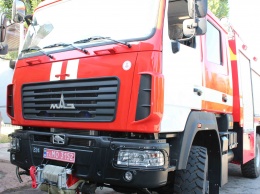 Спасатели Станично-Луганского района получили новый пожарно-спасательный автомобиль