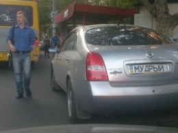 В Одессе особо "мудрый" автохам заблокировал остановку (ФОТО)