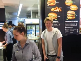 Блогер купил 1000 куриных наггетс в McDonald’s, чтобы отметить юбилей на канале